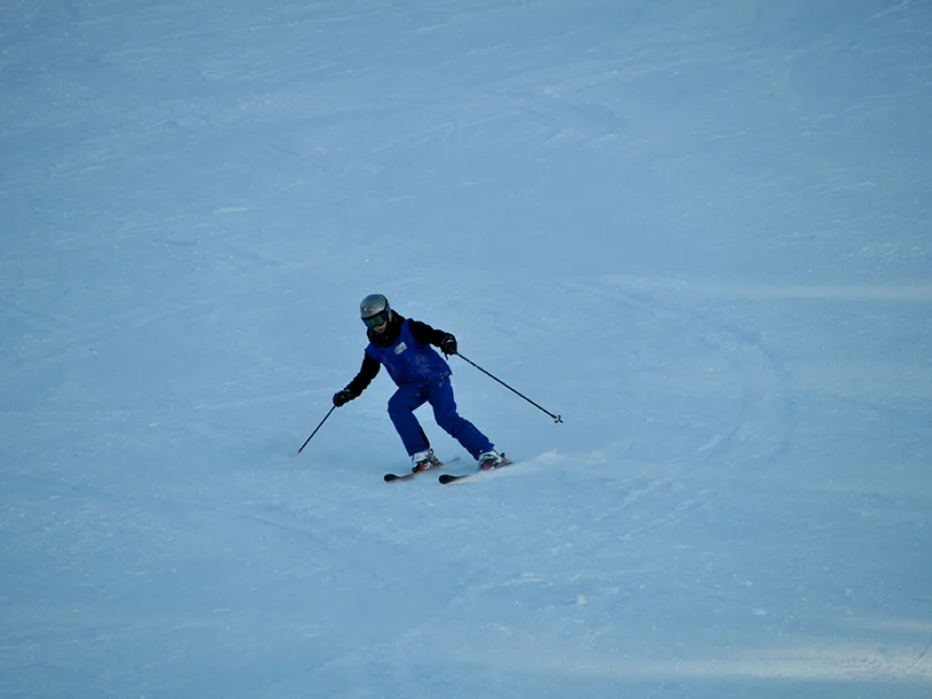 Skifahrerin auf einer sonnigen Piste.